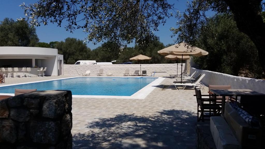 Bazén v ubytování Saint George Resort nebo v jeho okolí