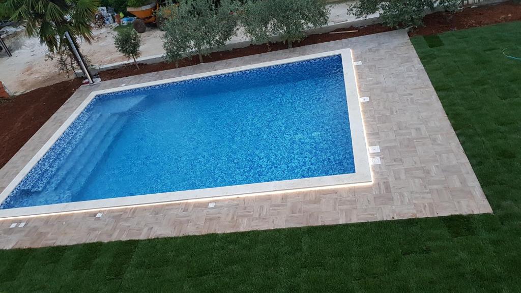 Bazén v ubytování AURA Residence nebo v jeho okolí