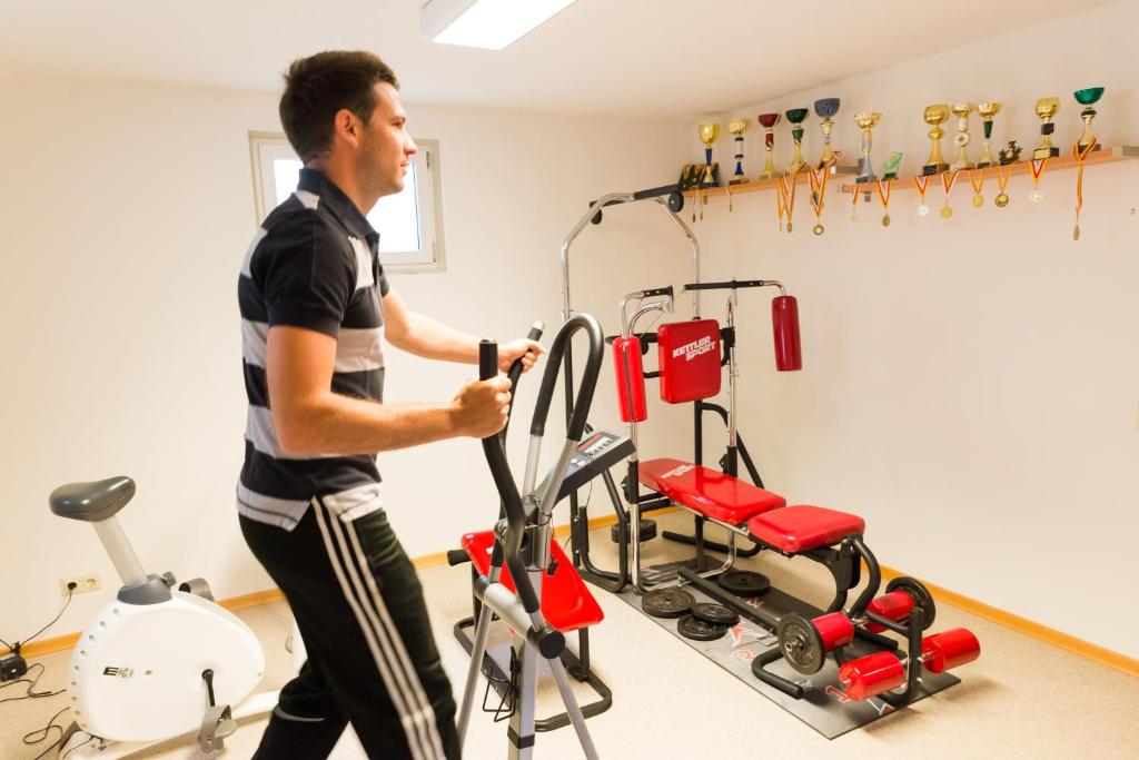 Fitness centrum a/nebo fitness zařízení v ubytování Alpenhof Wolayersee