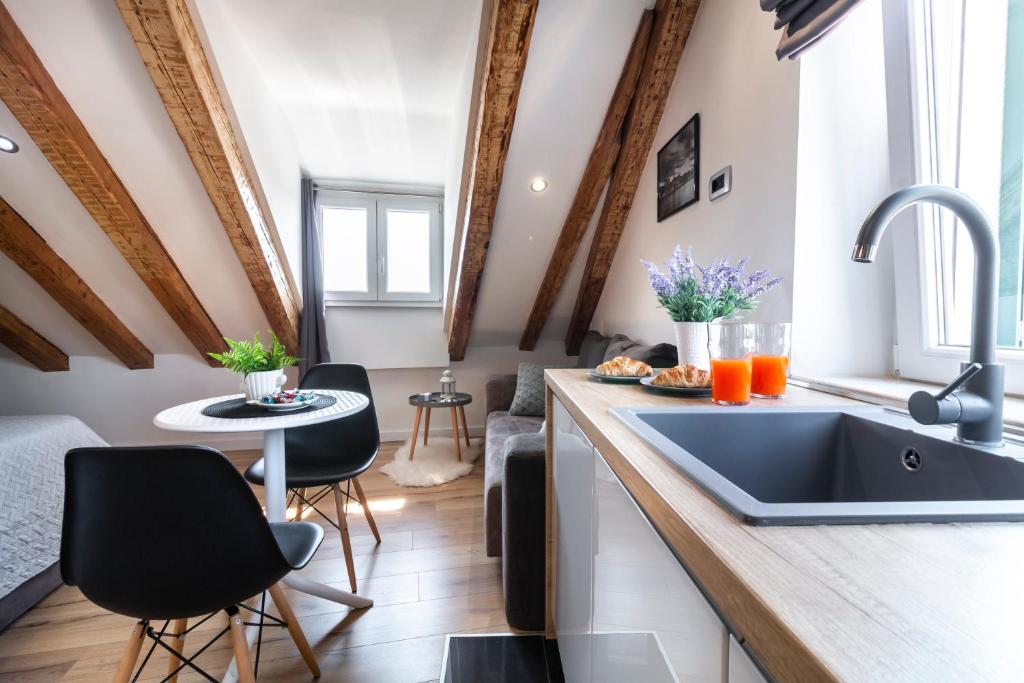 Kuchyňa alebo kuchynka v ubytovaní Luxury Apartment Sea View