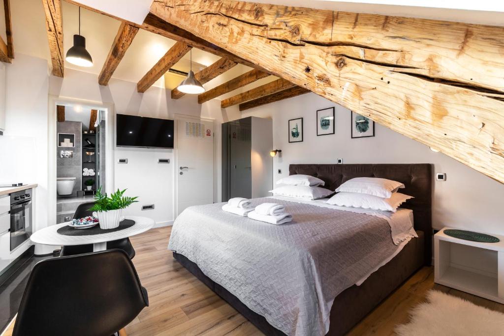 sypialnia z dużym łóżkiem i kuchnią w obiekcie Luxury Apartment Sea View w Splicie