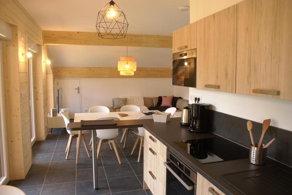Una cocina y un comedor con mesa y sillas. en Weiden, en Morzine