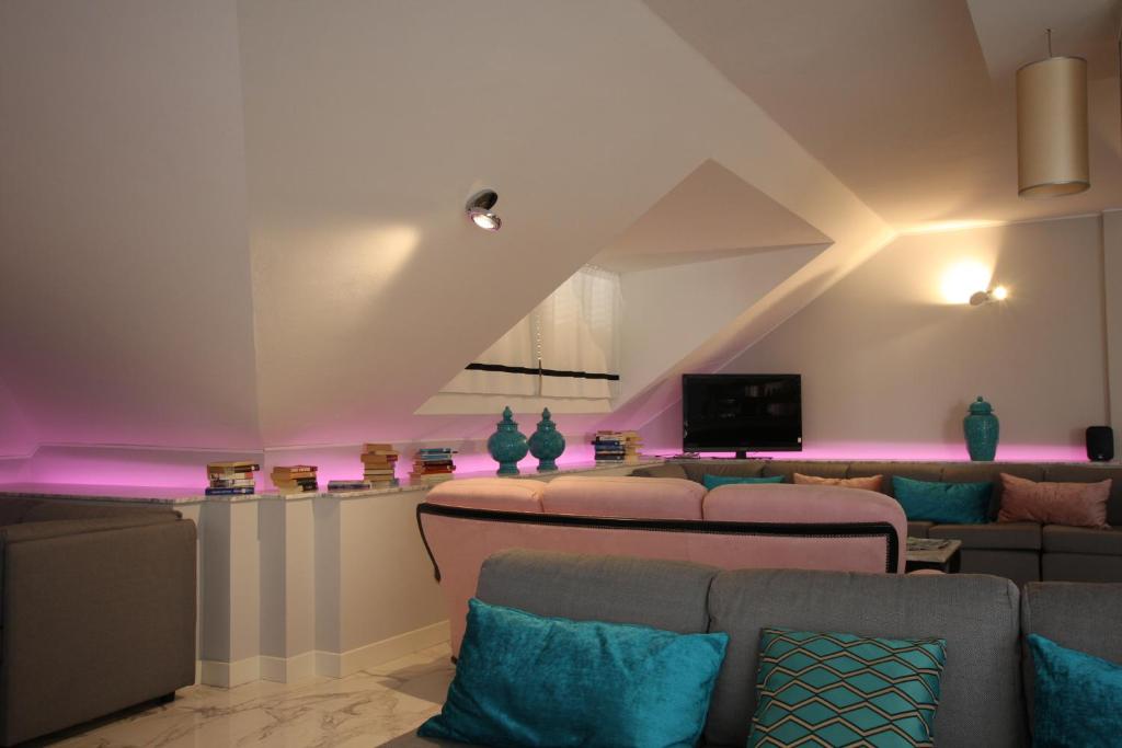 A television and/or entertainment centre at Hotel Naxos B&B