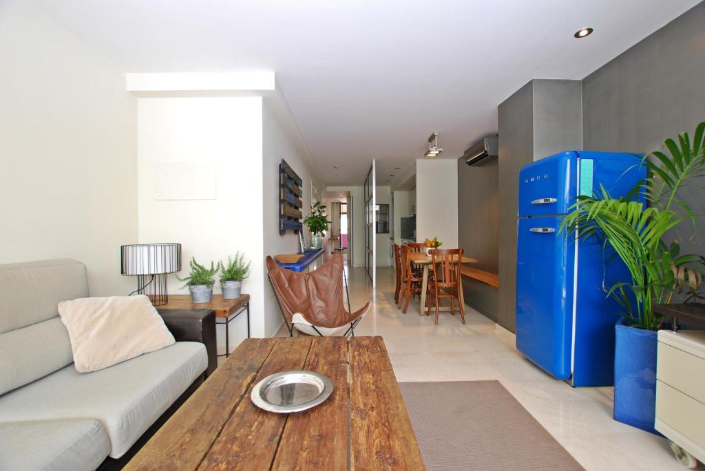 濱海比拉薩爾的住宿－Blue fridge apartmen · Blue fridge apartmen · Ideal for couples, near beach and well connected，客厅配有沙发和桌子