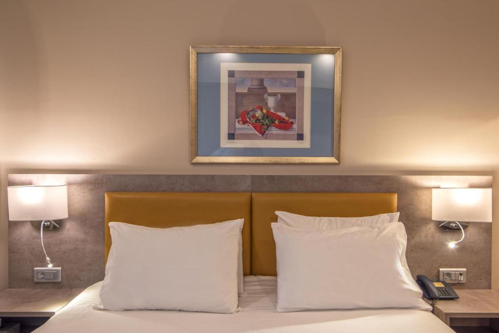 
a hotel room with a bed and a lamp at Museum Hotel, a member of Brown Hotels in Athens
