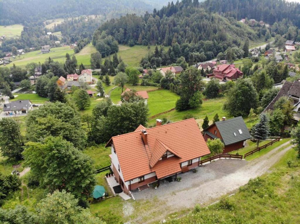una vista aérea de una casa con techo naranja en U Eli en Korbielów