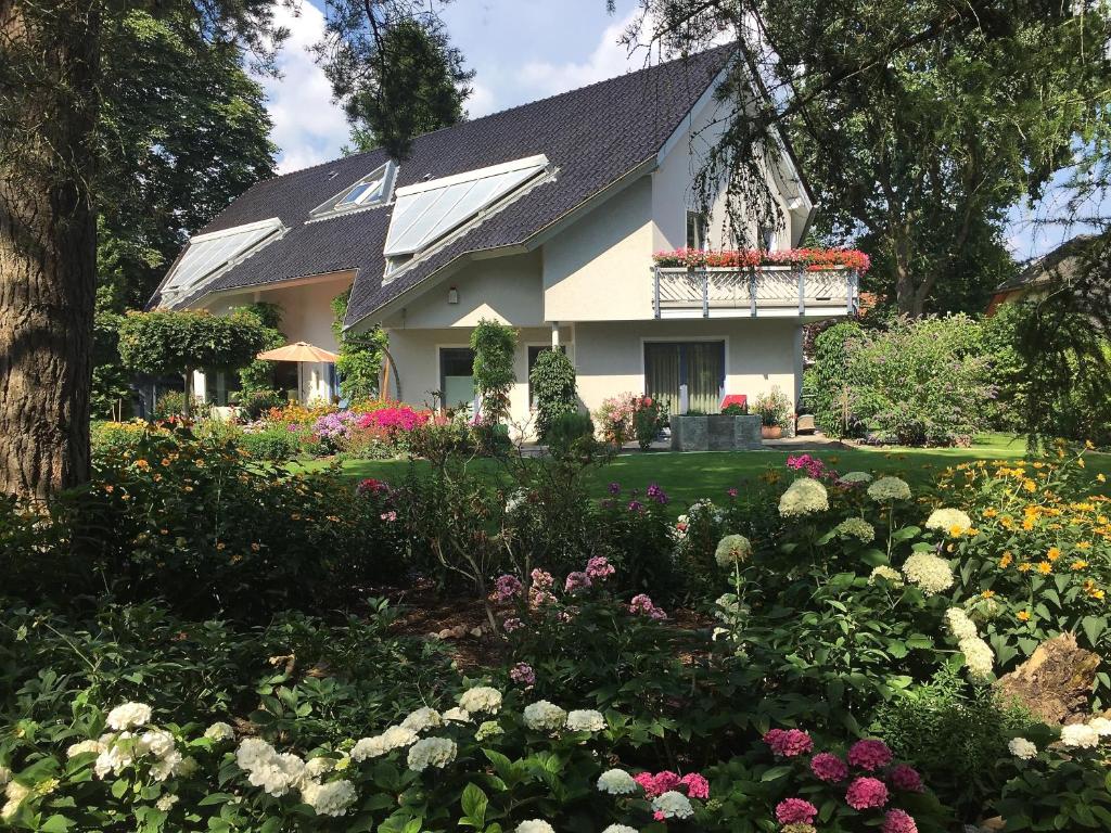 ホーエン・ノイエンドルフにあるVilla "Auszeit"の花の庭が目の前にある家