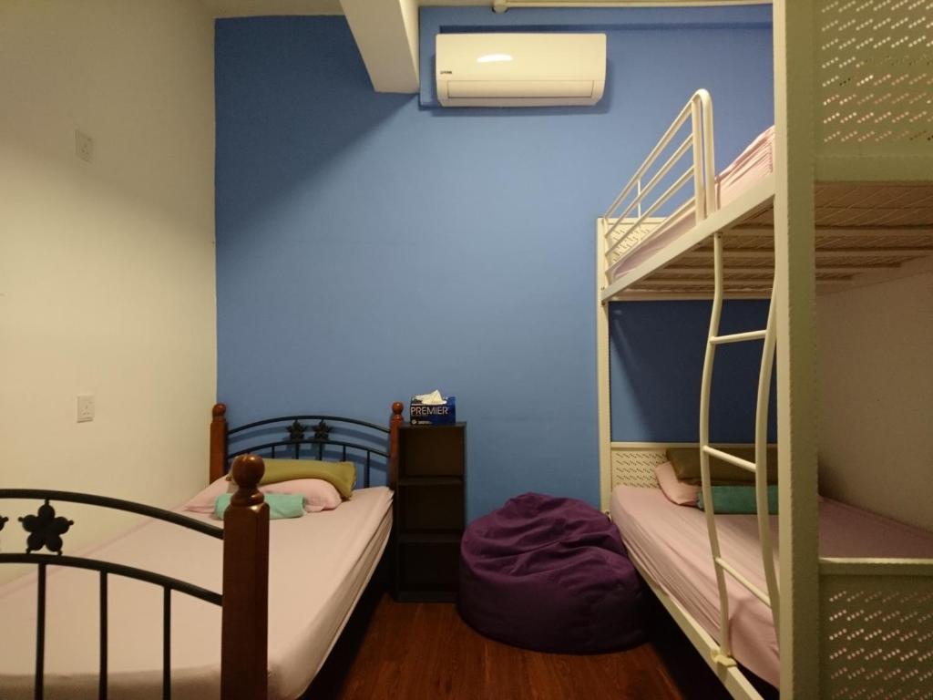 Postel nebo postele na pokoji v ubytování Moon Eleven Hostel Near Klia & Klia2
