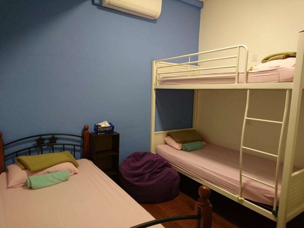 Postel nebo postele na pokoji v ubytování Moon Eleven Hostel Near Klia & Klia2