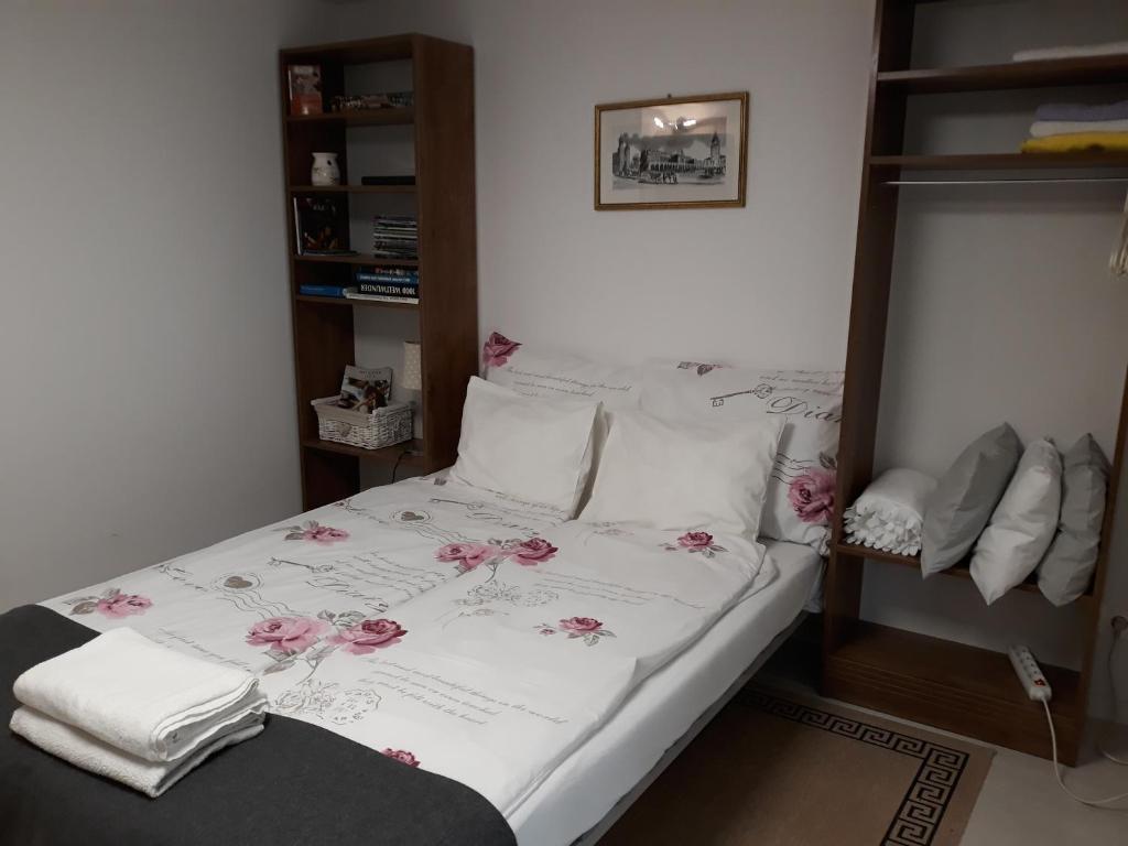 sypialnia z łóżkiem z różowymi kwiatami w obiekcie Studio w Krakowie