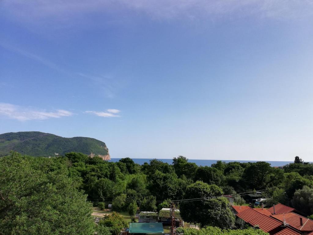 a view of the mountains and trees from a house at Apart Hotel Forte Roses Montenegro KO Buljarica in Petrovac na Moru