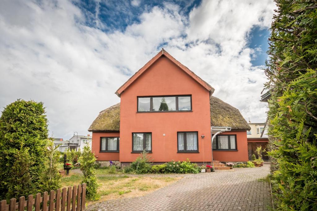 a house with a thatched roof at Ferienwohnung Faselt in Binz