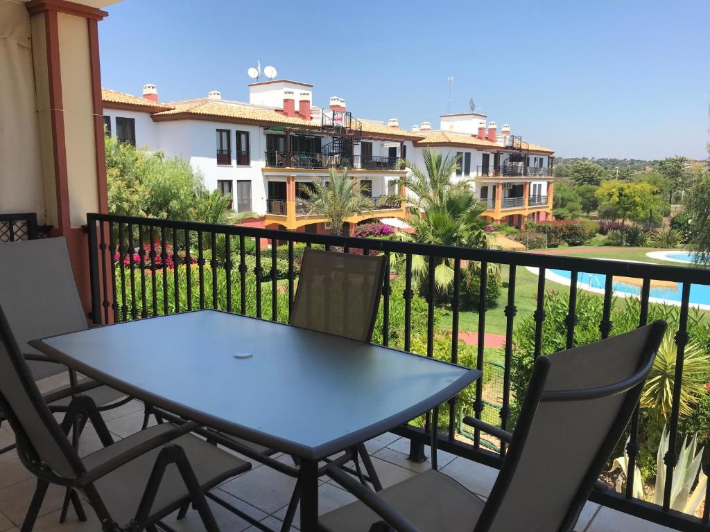 a table and chairs on a balcony with a view at Apartamento Canela in Ayamonte