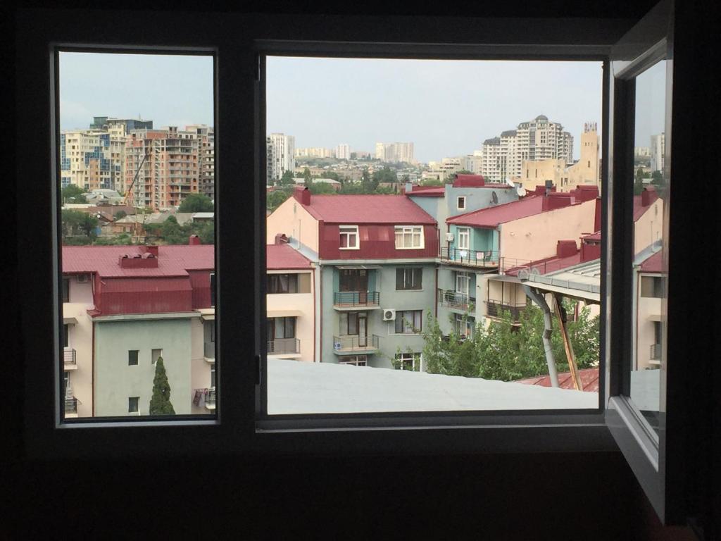 una vista de una ciudad desde una ventana en lukyhome, en Tiflis
