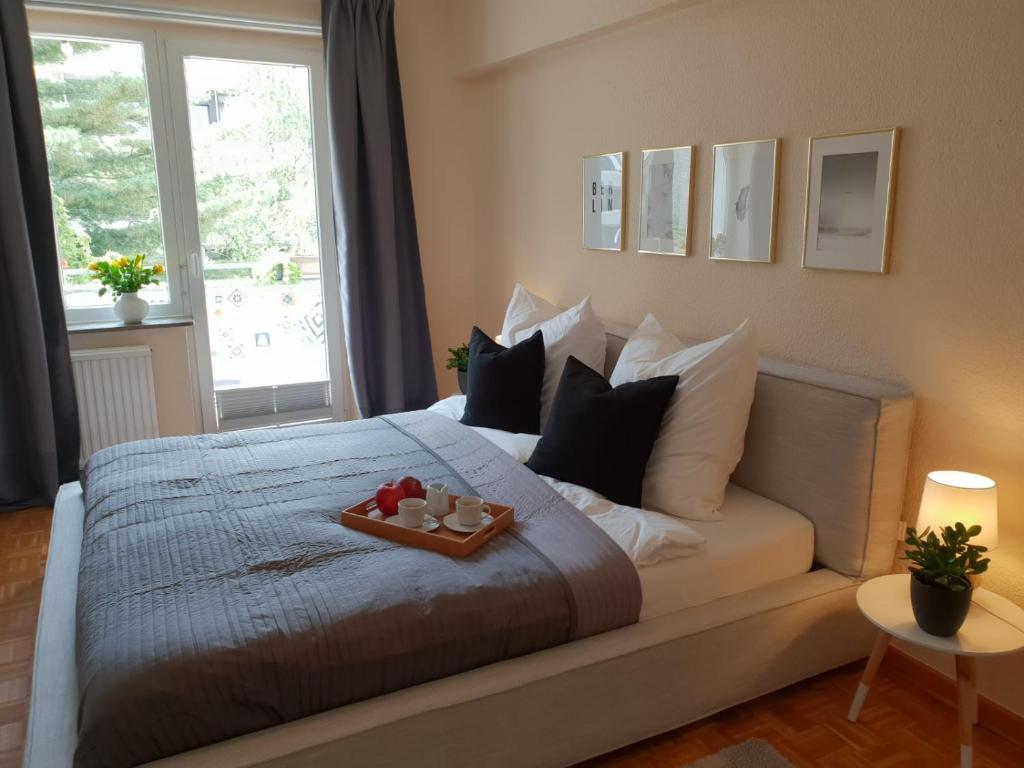 - une chambre avec un lit et un plateau de fruits dans l'établissement Stylisch-gemütliche 70qm im zentralen D-Derendorf, à Düsseldorf