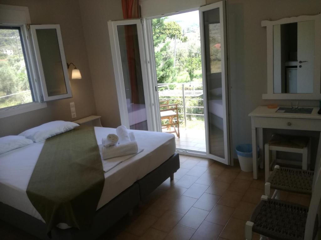 Postel nebo postele na pokoji v ubytování Rastoni Guest House Skopelos