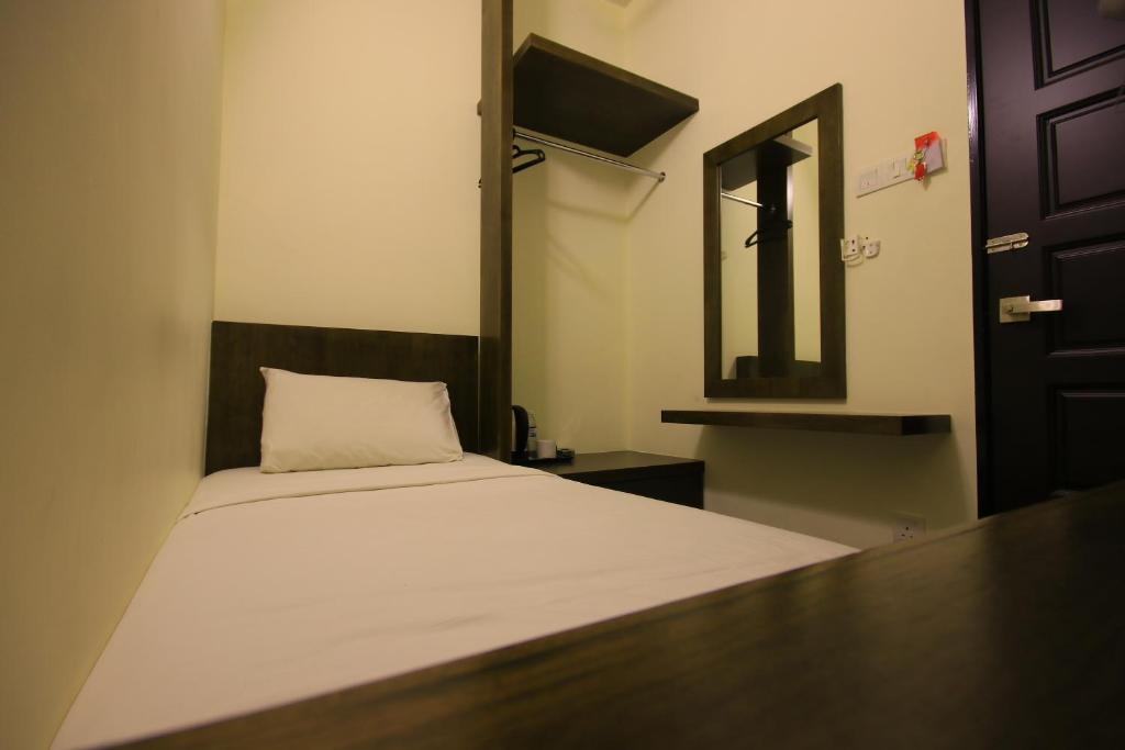 Marina Oriental Hotel - Single Room