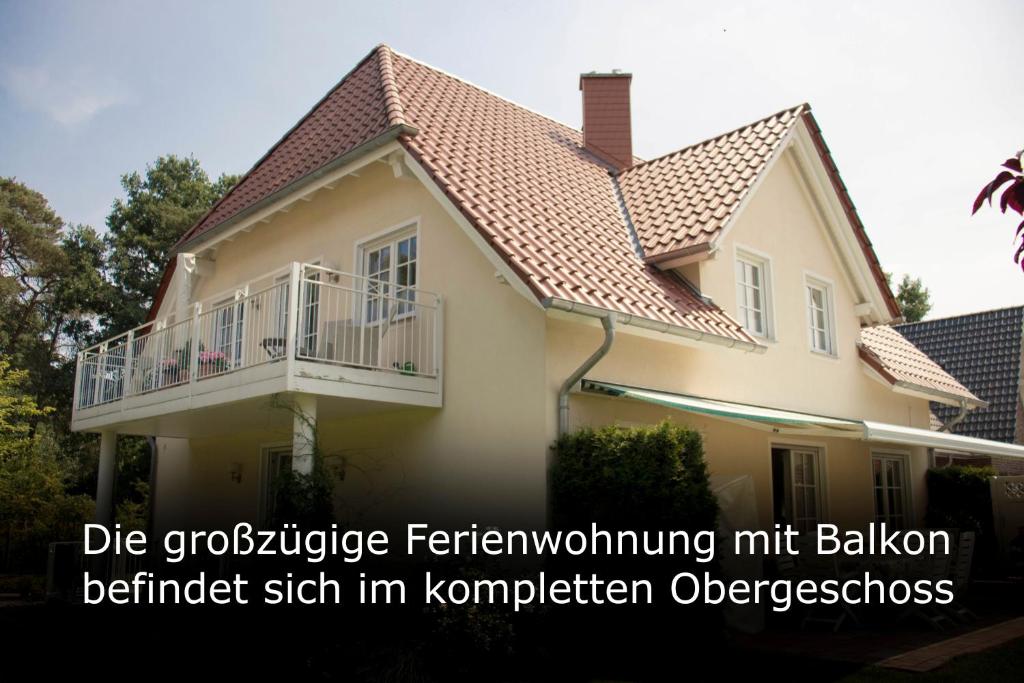 una casa con un balcón en el lateral. en Traum-Ferienwohnung-am-See, en Sassenberg
