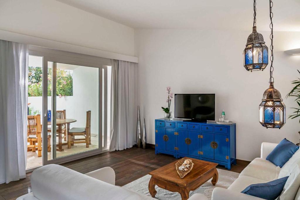 TV a/nebo společenská místnost v ubytování Arbatax Park Resort - Suites Del Mare