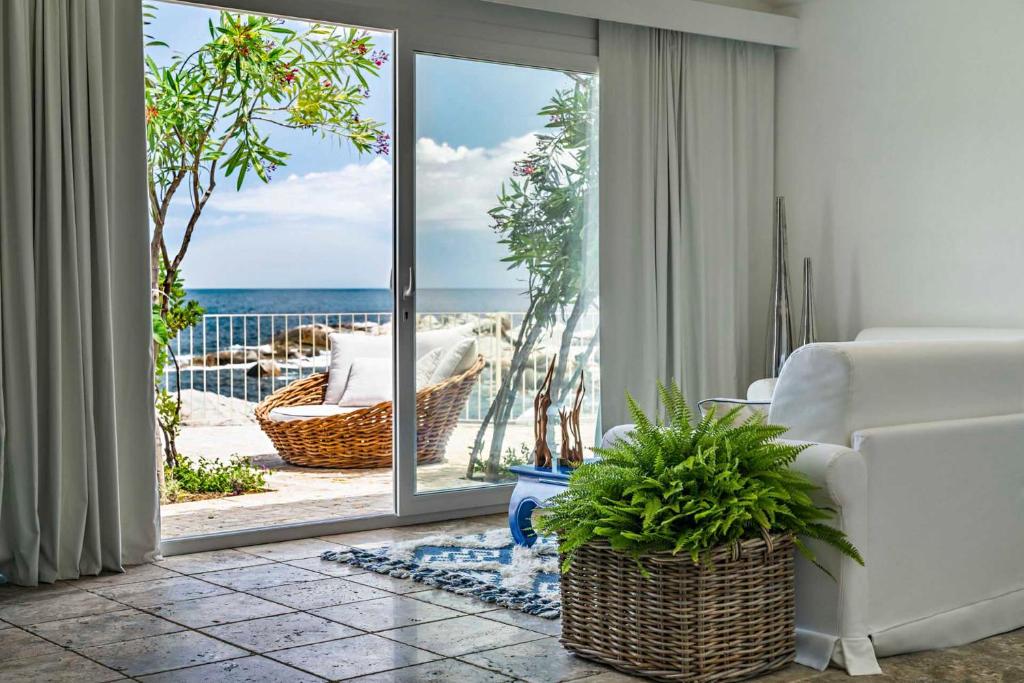 ein Wohnzimmer mit Meerblick in der Unterkunft Arbatax Park Resort - Suites Del Mare in Àrbatax