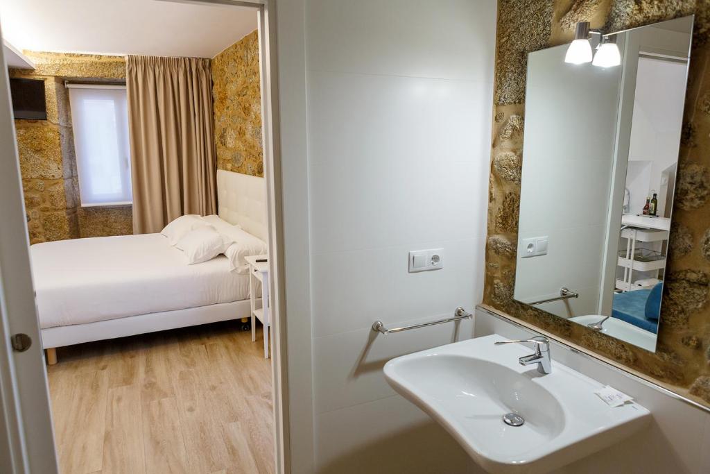 Posteľ alebo postele v izbe v ubytovaní A Bughina apartamentos
