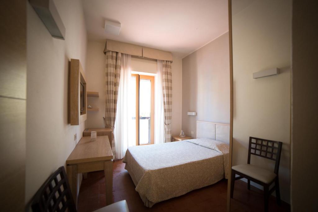Postel nebo postele na pokoji v ubytování Hotel Miramare