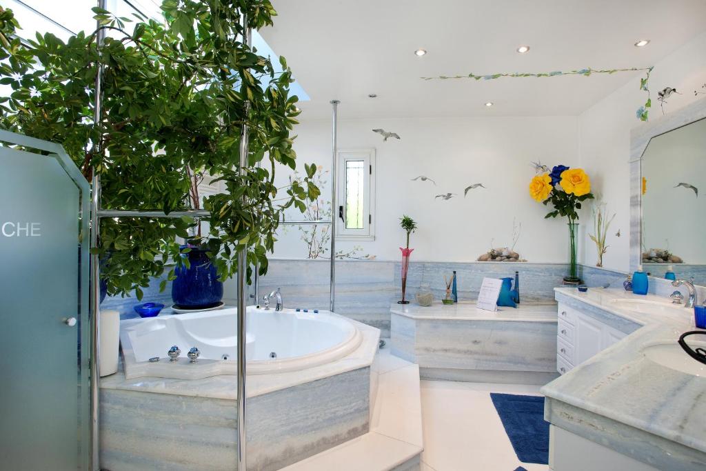 baño con 2 lavabos y bañera con plantas en Le Domaine de Charline de 1 à 35 personnes, en Issel