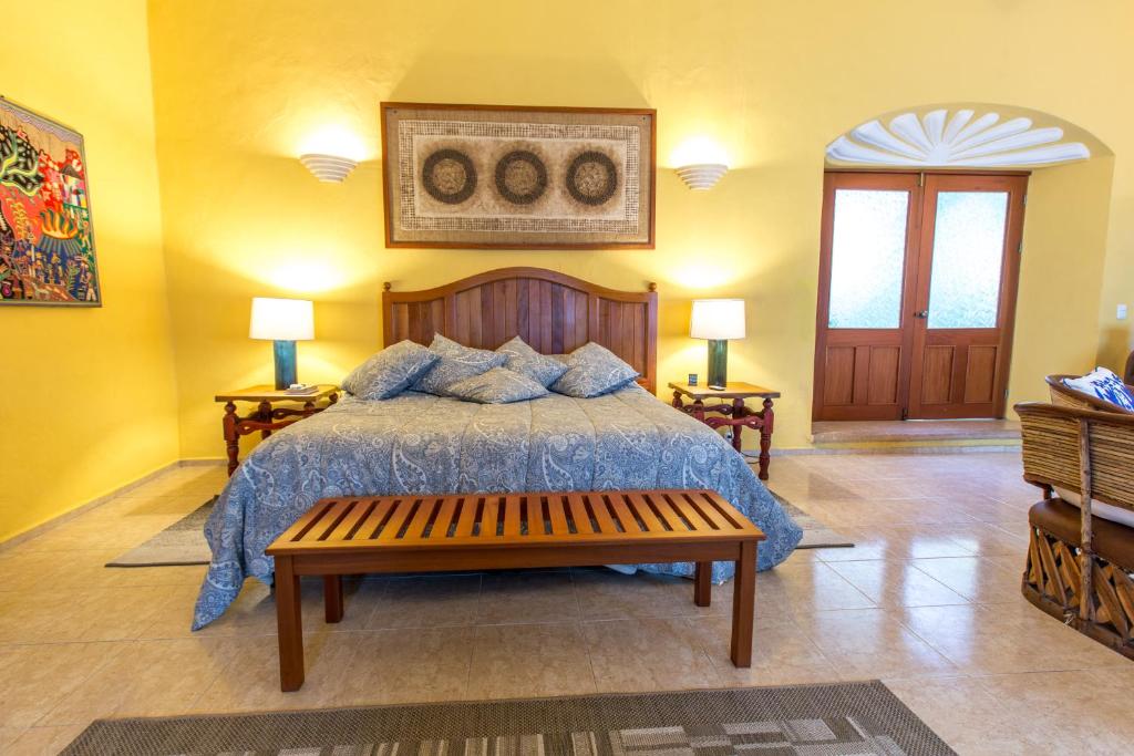 Postel nebo postele na pokoji v ubytování Casa Quetzal Hotel
