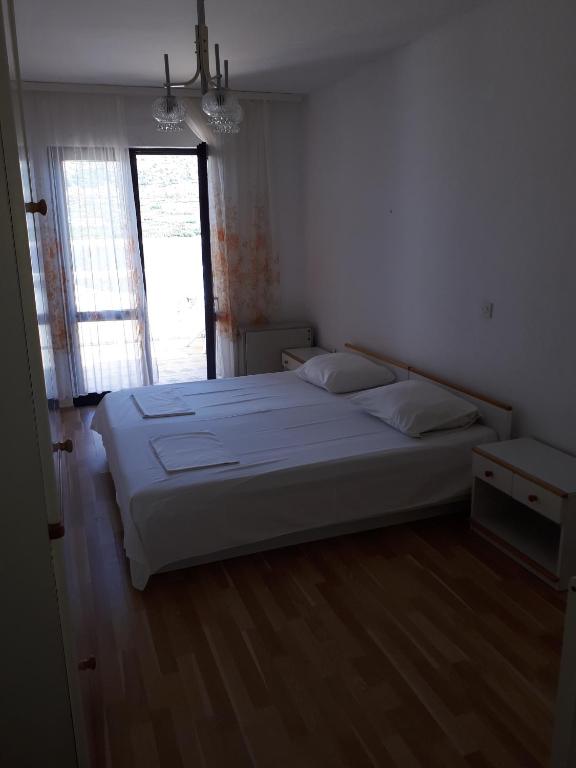 Postel nebo postele na pokoji v ubytování Apartmani Vuksanović