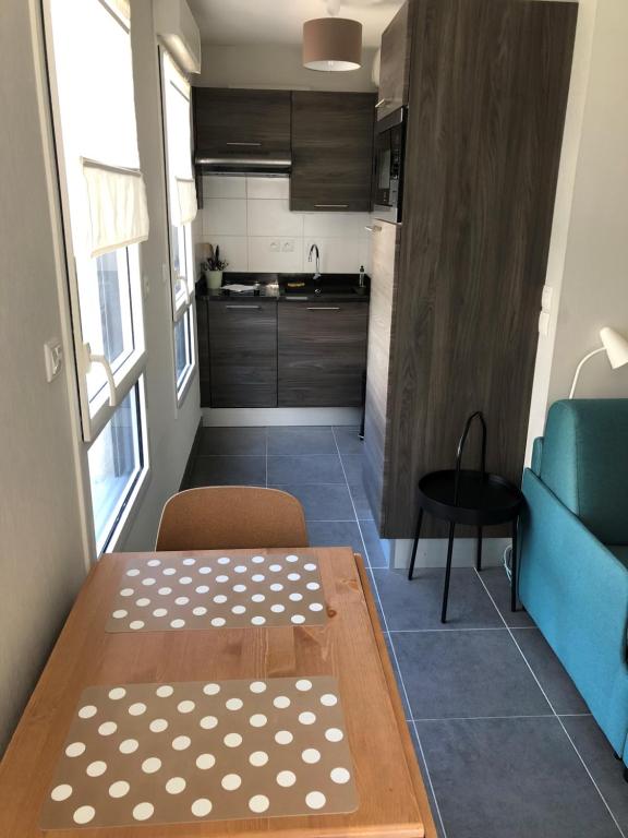 Una cocina o kitchenette en L&#39;Annexe Quai Sud