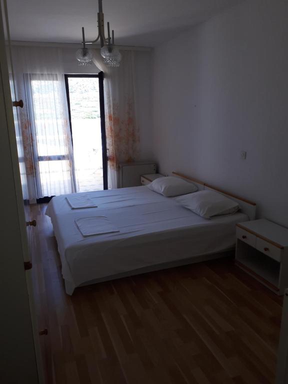 Postel nebo postele na pokoji v ubytování Apartmani Vuksanović