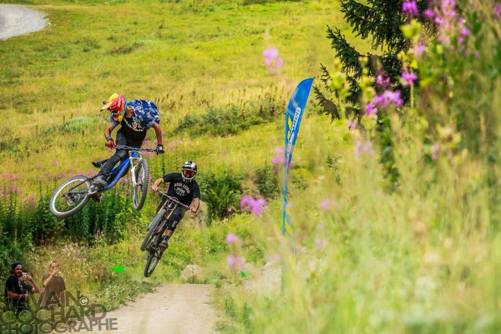 Jízda na kole v ubytování Chalet Hotel Alpaka nebo okolí
