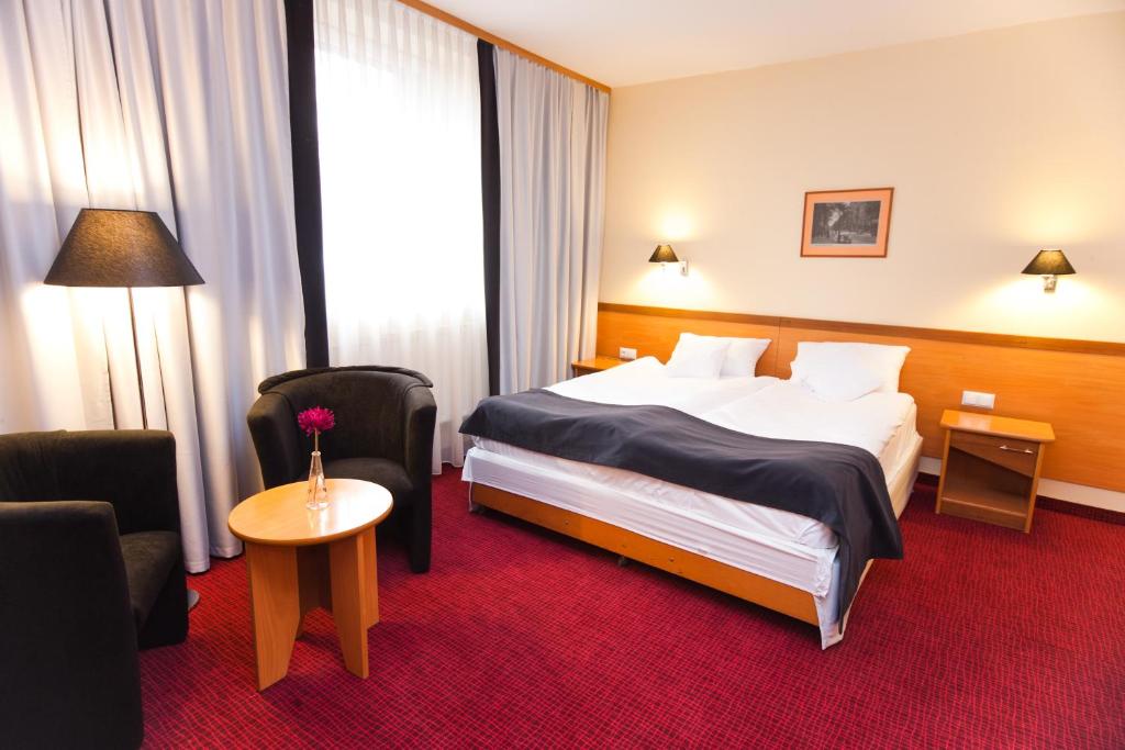 Postel nebo postele na pokoji v ubytování Hotel Malinowski Business