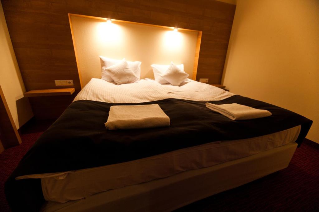 Postel nebo postele na pokoji v ubytování Hotel Malinowski Business