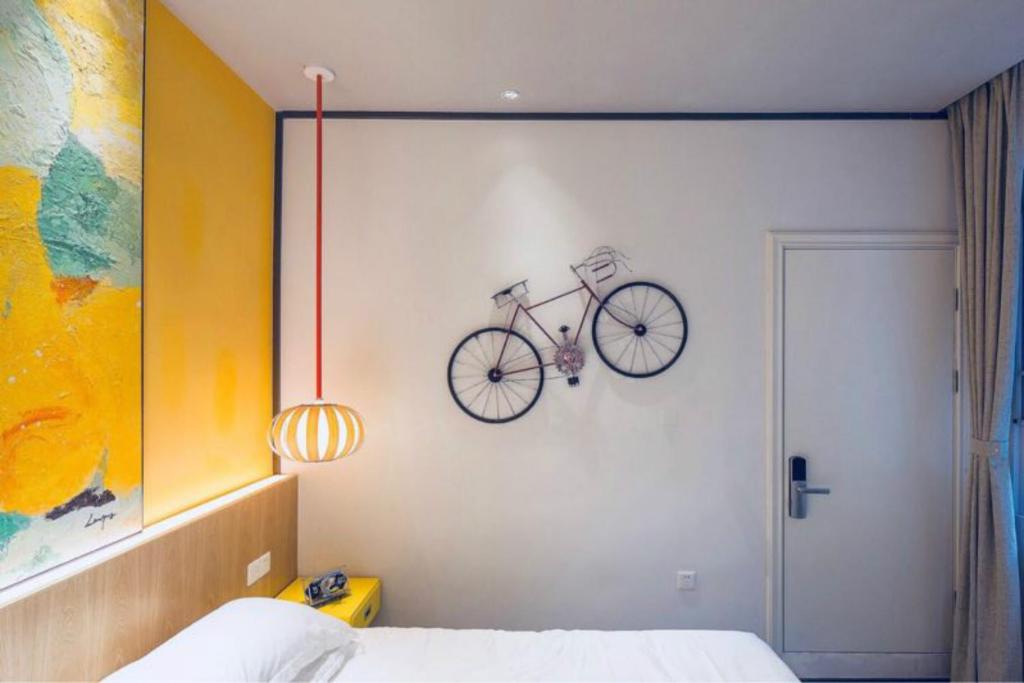 Postel nebo postele na pokoji v ubytování Huizhou Xilin West Lake Boutique Hotel