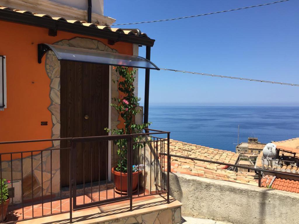 un edificio con un balcón con una planta en Casarancio, en Pizzo