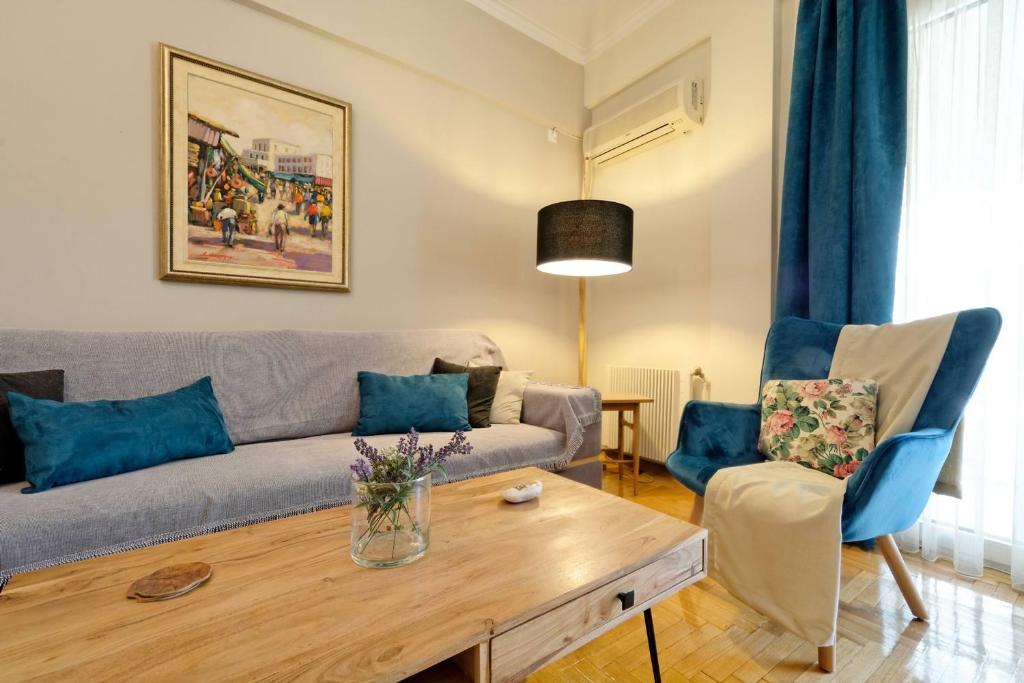 - un salon avec un canapé et une table dans l'établissement Caryatis Apartment, à Athènes