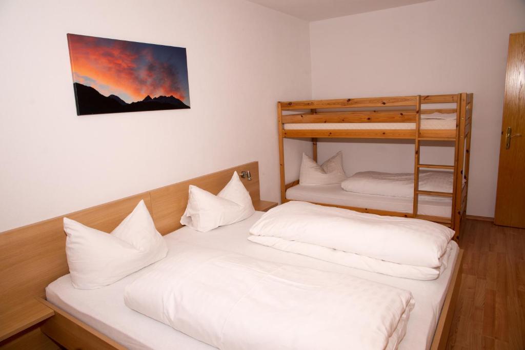 ナウダースにあるSchlossmühleの二段ベッド1組が備わるドミトリールームのベッド2台分です。