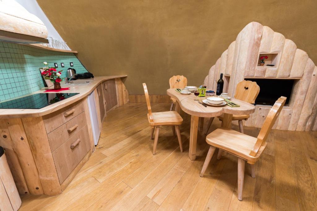 Kuchyň nebo kuchyňský kout v ubytování Apartma Zemljanka