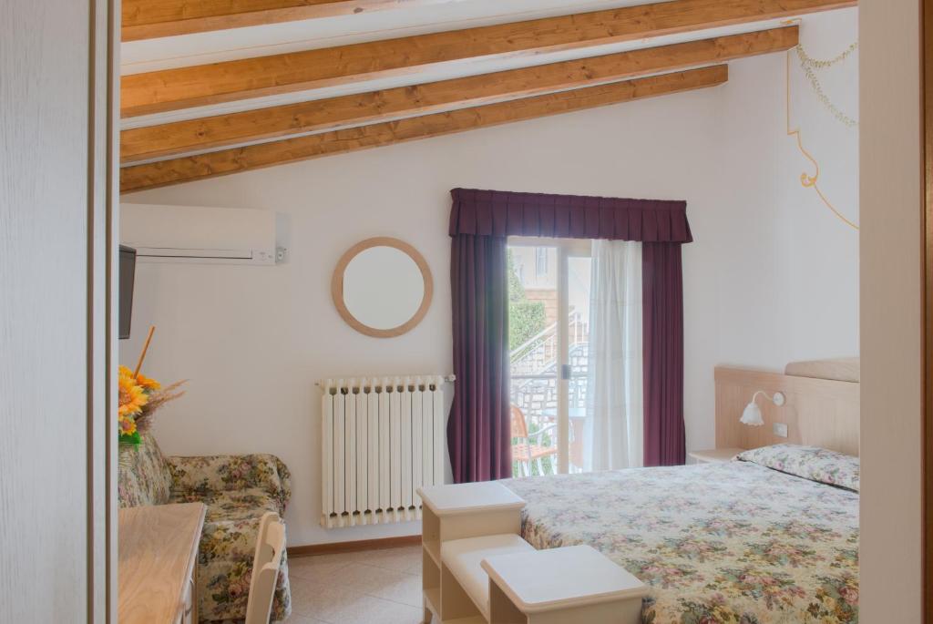 Postel nebo postele na pokoji v ubytování Village Hotel Lucia