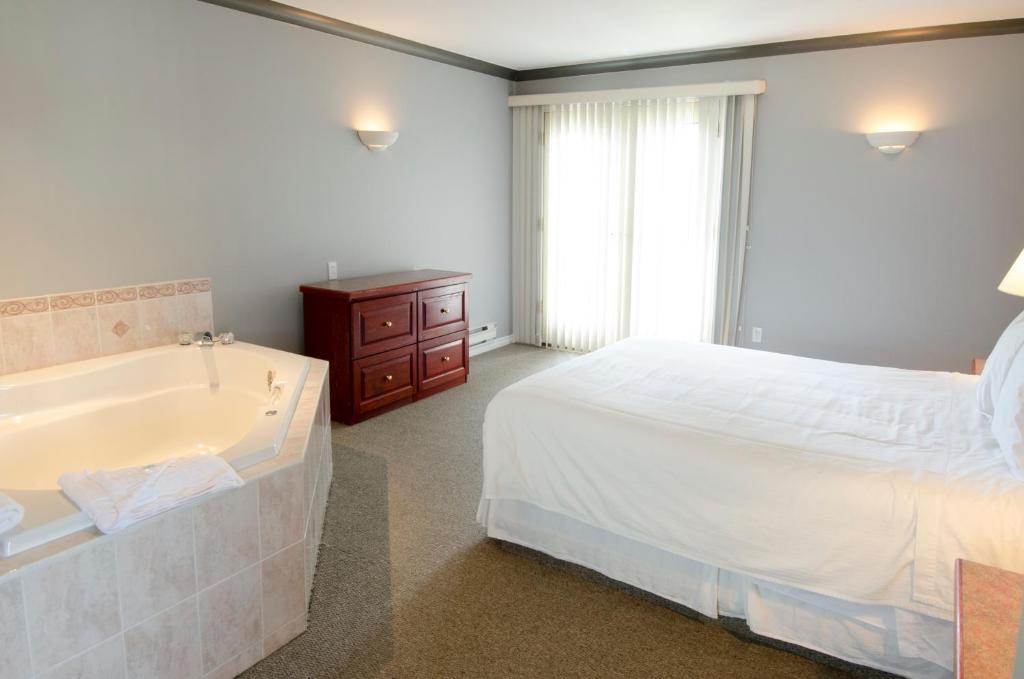 Postel nebo postele na pokoji v ubytování Tiki Shores Inn & Suites