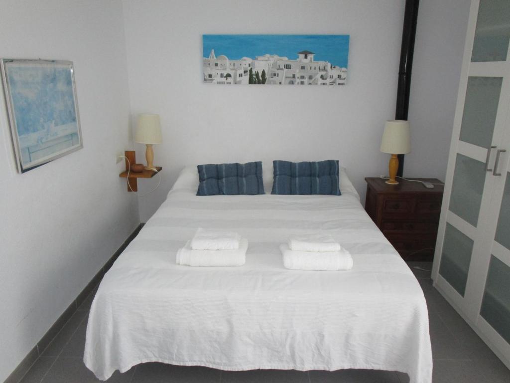アグア・アマルガにあるEl Malenitoのベッドルーム1室(白いベッド1台、枕2つ付)