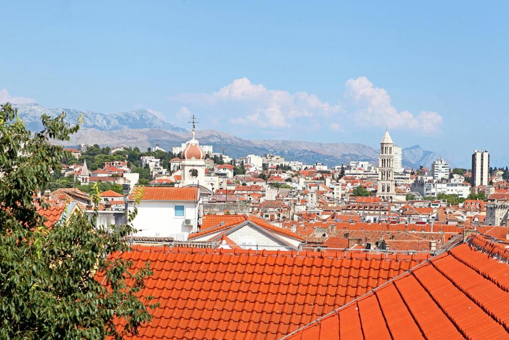 Nespecifikovaný výhled na destinaci Split nebo výhled na město při pohledu z penzionu
