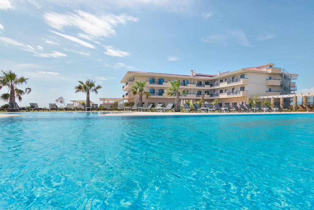una piscina di fronte a un resort di King Maron Wellness Beach Hotel a Marónia