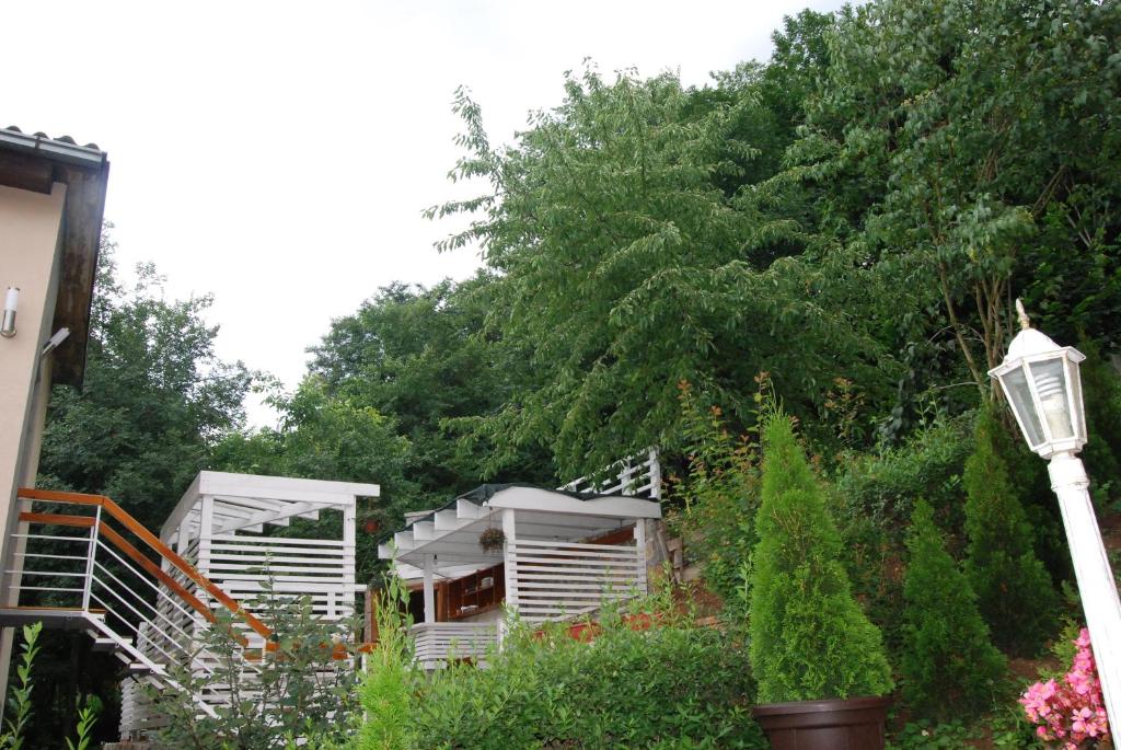 Un jardín fuera de APARTMANI PERGOLO Centar