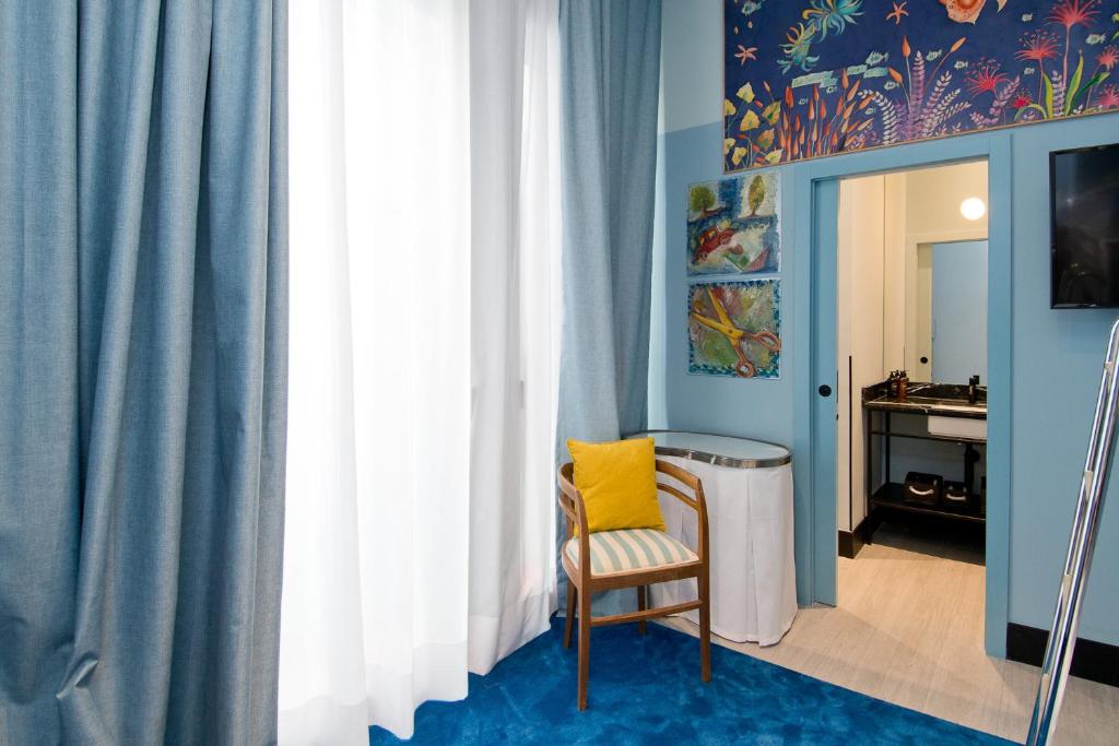 Una televisión o centro de entretenimiento en Amor de Dios 17 Boutique Apartments