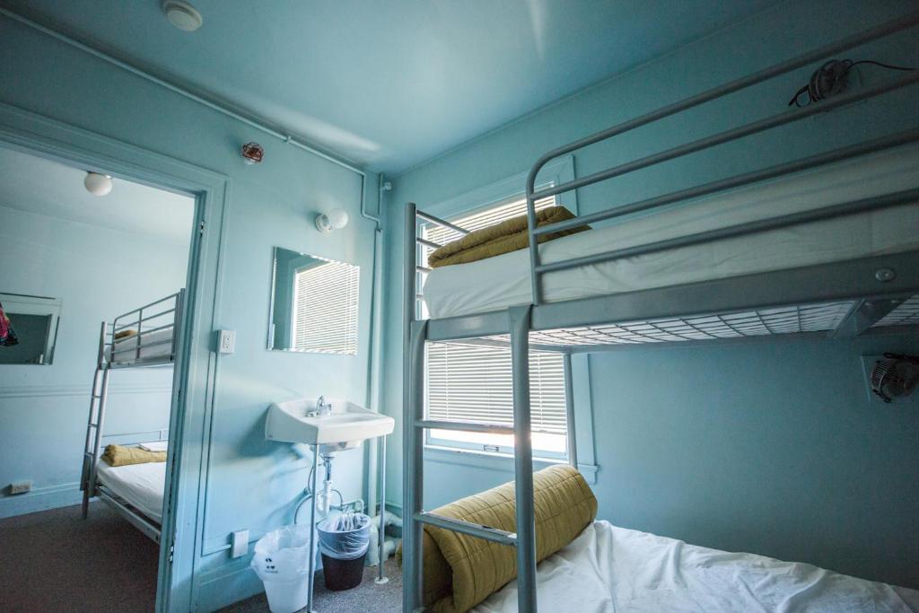 Postel nebo postele na pokoji v ubytování American Hotel Hostel