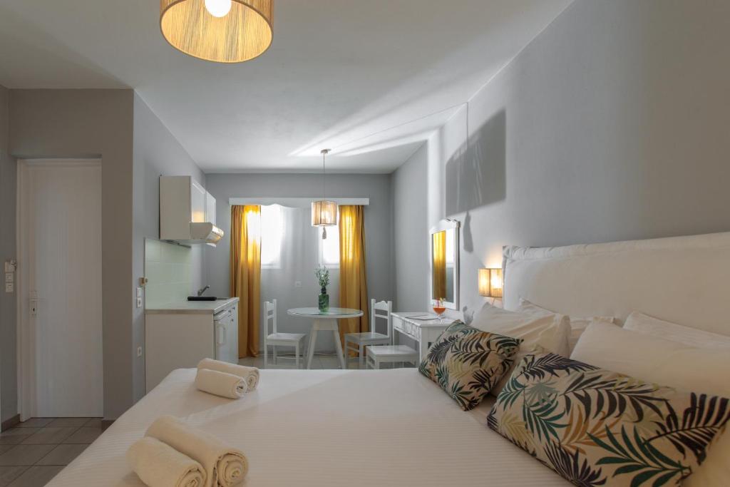 Uma cama ou camas num quarto em Ippokampos Beachfront