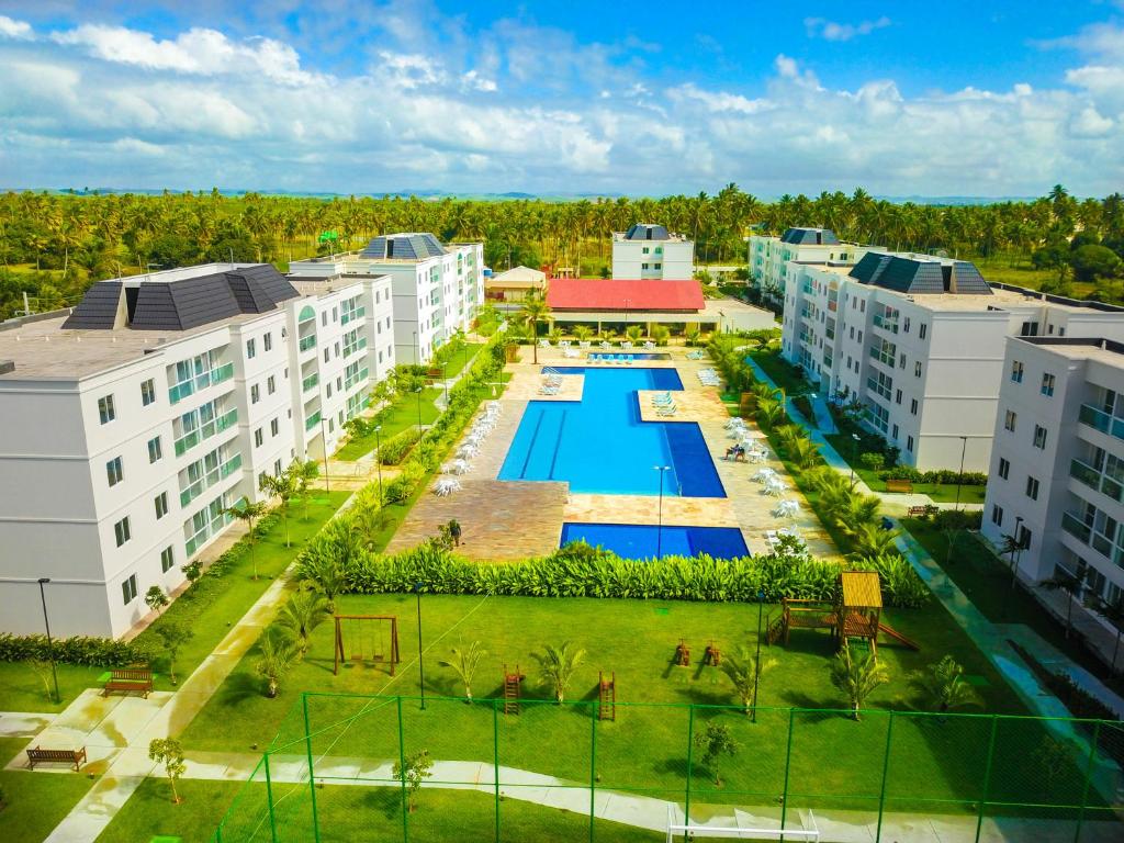 een uitzicht over een appartementencomplex met een zwembad bij Palm Village Acqua in Porto De Galinhas