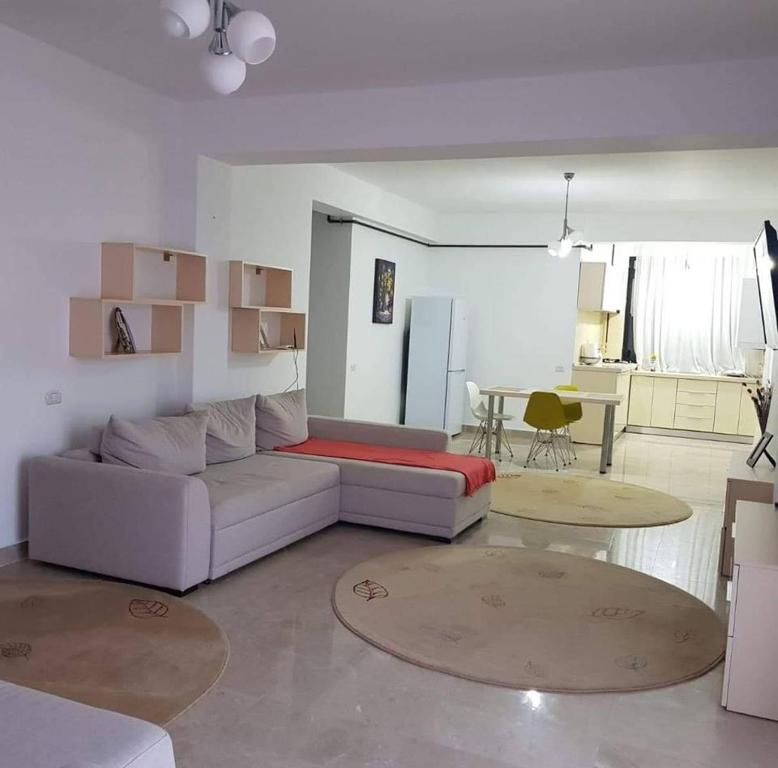 a living room with a couch and a table at Apartament Raldar Mamaia Nord in Mamaia Nord